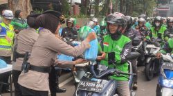 Polda Metro Jaya Bagikan 200 Paket Sembako untuk Pengemudi Ojol