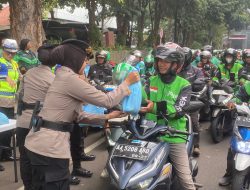 Polda Metro Jaya Bagikan 200 Paket Sembako untuk Pengemudi Ojol