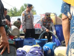 Polres Kuningan Gercep Salurkan Tiga Tangki Air Bersih untuk Warga Cihanjaro