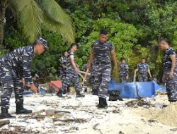 TNI AL Bersihkan Pantai, Perkuat Kepedulian Lingkungan