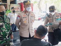 Polsek Grogol Petamburan Bagikan 400 Masker, Antisipasi Abu Vulkanik