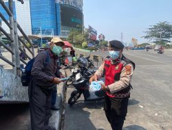 Siaga Potensi Abu Vulkanik, Polsek Tambora Bagikan 525 Masker kepada Masyarakat