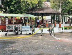 Gerak Cepat Peduli Pendidikan, Prajurit Gagak Hitam Batalyon Arhanud 10/ABC Bersihkan Debu Vulkanik di SD Kartika X-4 Pesanggrahan