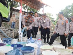 Krisis Air Bersih, Polres Kuningan Kirim Empat Tangki Air ke Warga