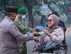 Lindungi Warga dari Kabut Asap, Brigif TP 32/Mangkalihat Bersama Puskesmas Sepaso dan Unsur Forkopimcam Bengalon Turun Langsung Bagikan Masker