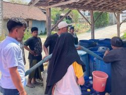 Peduli Warga Terdampak Kekeringan, Aba Idi Foundation Distribusikan Air Bersih di Kedungdung
