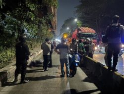 Patroli Brimob Evakuasi Korban Kecelakaan di Yos Sudarso Jakarta Utara