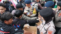 Momen Humanis Polisi di Aksi DPR, Bagikan Konsumsi ke Peserta Aksi