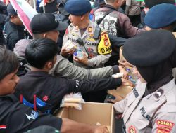 Momen Humanis Polisi di Aksi DPR, Bagikan Konsumsi ke Peserta Aksi
