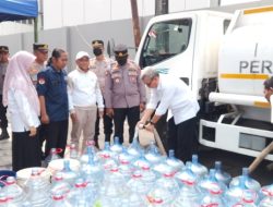 PT Tirta Asasta Depok bersama Polres Metro Depok Menyalurkan 6000 Liter Air Bersih kepada Warga RW 15 Kemiri muka Beji