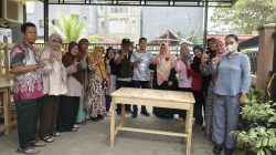 Tepati Janji, Endah Purwanti Serahkan 14 Meja Posyandu dan Kaos untuk Kader di Cibuluh