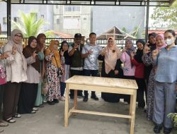 Tepati Janji, Endah Purwanti Serahkan 14 Meja Posyandu dan Kaos untuk Kader di Cibuluh
