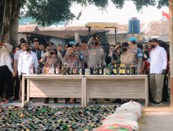 Polres Cimahi Musnahkan 15 ribu Botol Miras, OKT dan Ratusan Knalpot Brong