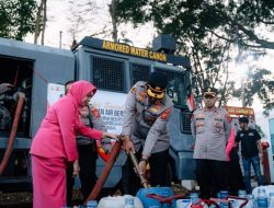 Kemarau Panjang, Polres Cimahi Salurkan 8.000 Liter Air Bersih Setiap Hari untuk Warga Asrama dan Sekitar