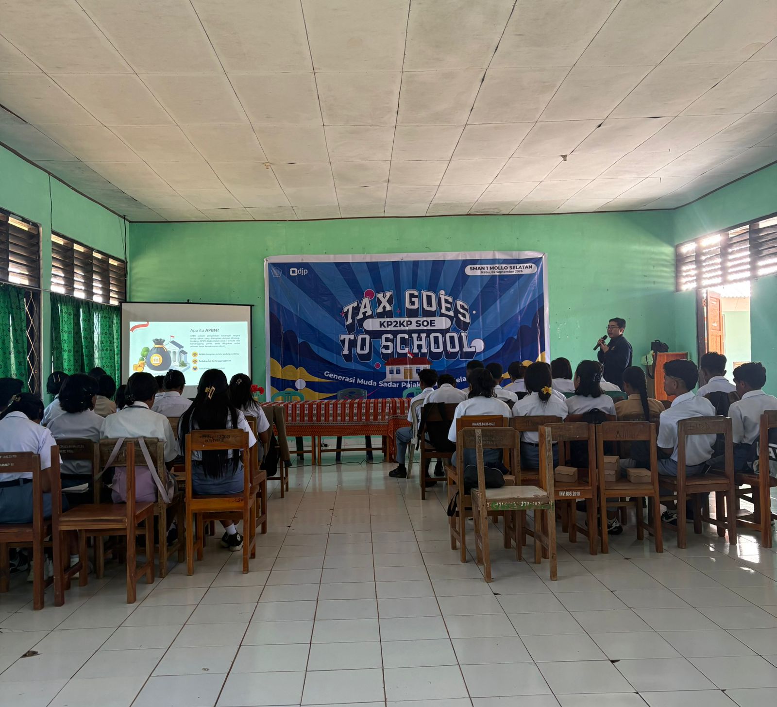 Kenalkan Peran Pajak Sejak Dini, KP2KP Soe Gelar Tax Goes to School di SMAN 1 Mollo Selatan