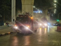 Prajurit Gagak Hitam Bergerak, Jalan di Jakarta Selatan Dibersihkan dari Debu Vulkanik
