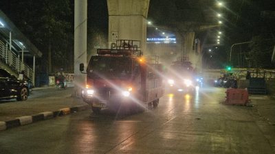 Prajurit Yonarhanud 10/ABC mengerahkan kendaraan Water Tank untuk menyiram dan membersihkan ruas jalan yang terdampak debu vulkanik di wilayah Jakarta Selatan, Selasa (8/9/2026).