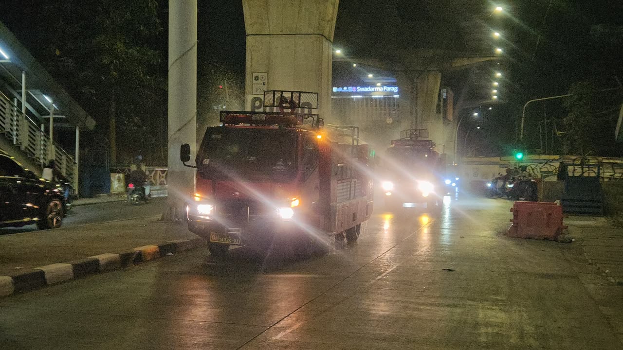Prajurit Yonarhanud 10/ABC mengerahkan kendaraan Water Tank untuk menyiram dan membersihkan ruas jalan yang terdampak debu vulkanik di wilayah Jakarta Selatan, Selasa (8/9/2026).