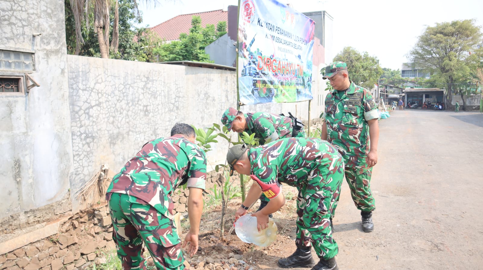 HUT ke-81 TNI, Kodim 0504 Jaksel Gerakkan Penghijauan Bersama Warga