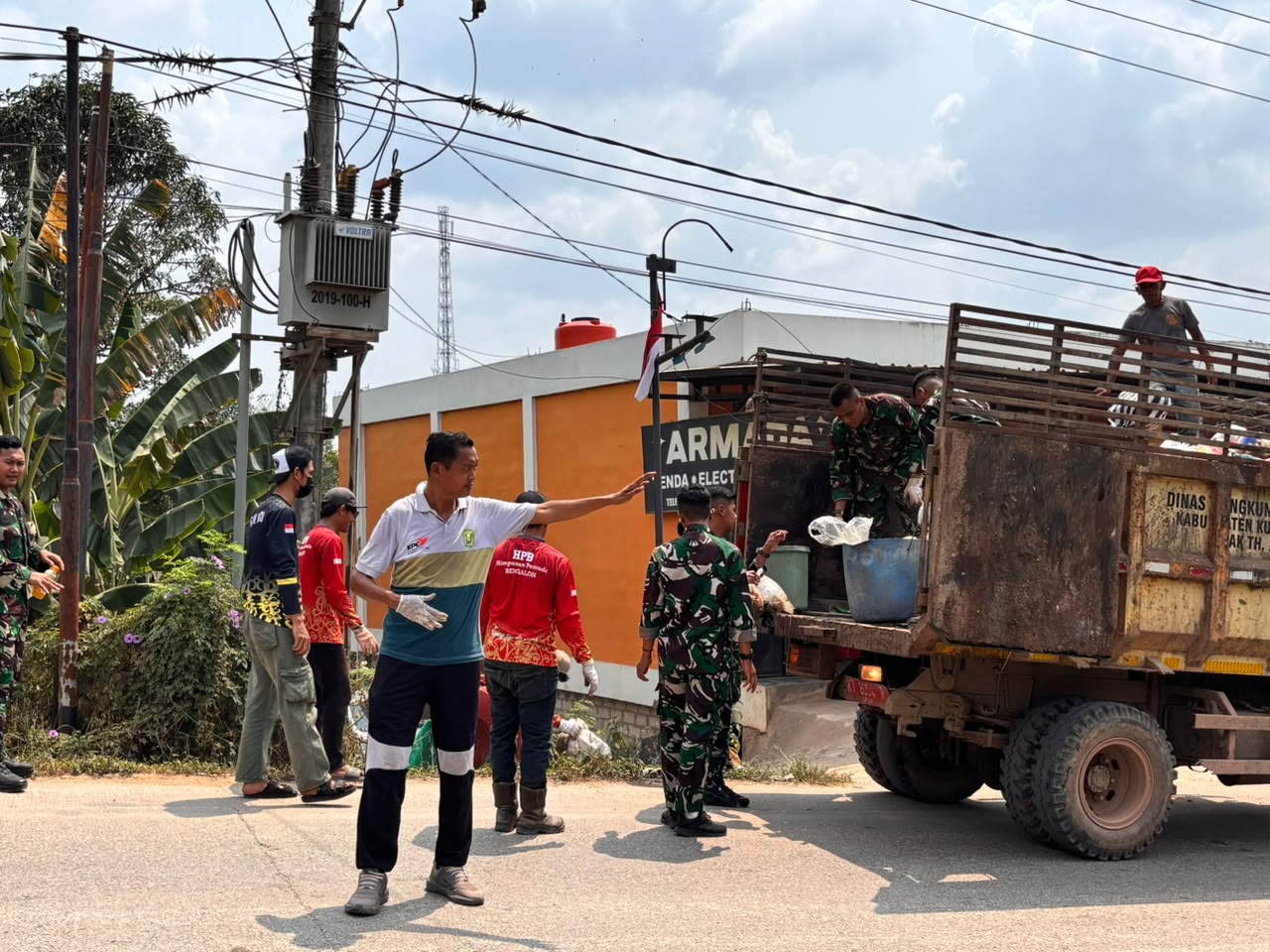 Bersihkan Lingkungan, Eratkan Tali Persaudaraan, Brigif TP 32/Mangkalihat dan Warga Bergotong Royong