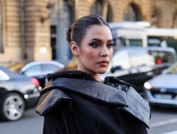 Raisa Tampil Edgy di Paris Fashion Week, Serba Hitam dalam Balutan Yohji Yamamoto