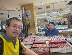 Hanan, Pedagang Batu Cincin yang Tetap Bertahan di Rawabening