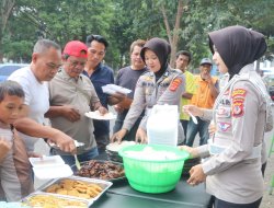 Satlantas Polres Kuningan Gelar Jumat Berkah, Bagikan Makanan Gratis