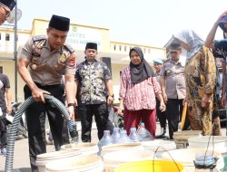 Krisis Air Bersih, Polres Kuningan Salurkan Bantuan ke Desa Hantara