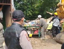 Kembali Satpol PP Bersama Tim Gabungan Bongkar Bangunan Lair di Jalan Raya Bogor