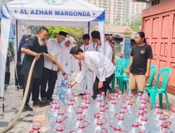 Atasi Krisis Air Bersih, Kampus Al-Azhar Margonda Depok Salurkan Bantuan Air Bersih ke Warga RW 15 Kelurahan Kemirimuka