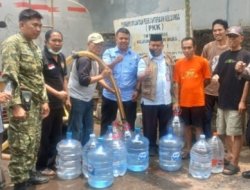 Baitulmaal Muamalat Mendistribusikan Air Bersih ke Warga RW 11 dan RW 15 Kemiri Muka