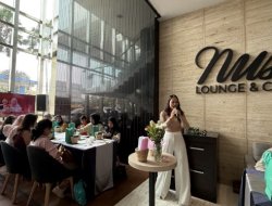 Merangkai Bunga Sambil Lepas Stres, Aston Simatupang Hadirkan Ruang Cerita