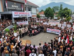 Ratusan Warga Adat Kepung DPRD Sumedang, RDP Tolak PLTP Gunung Tampomas Membludak Hingga Halaman