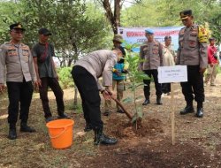 Polres Kebumen Tanam 500 Bibit Pohon Buah, Dukung Gerakan Green Policing