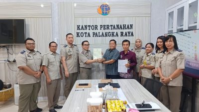 Kantah Palangka Raya Serahkan SHM ke GKE, Tertib Administrasi Jadi Perhatian