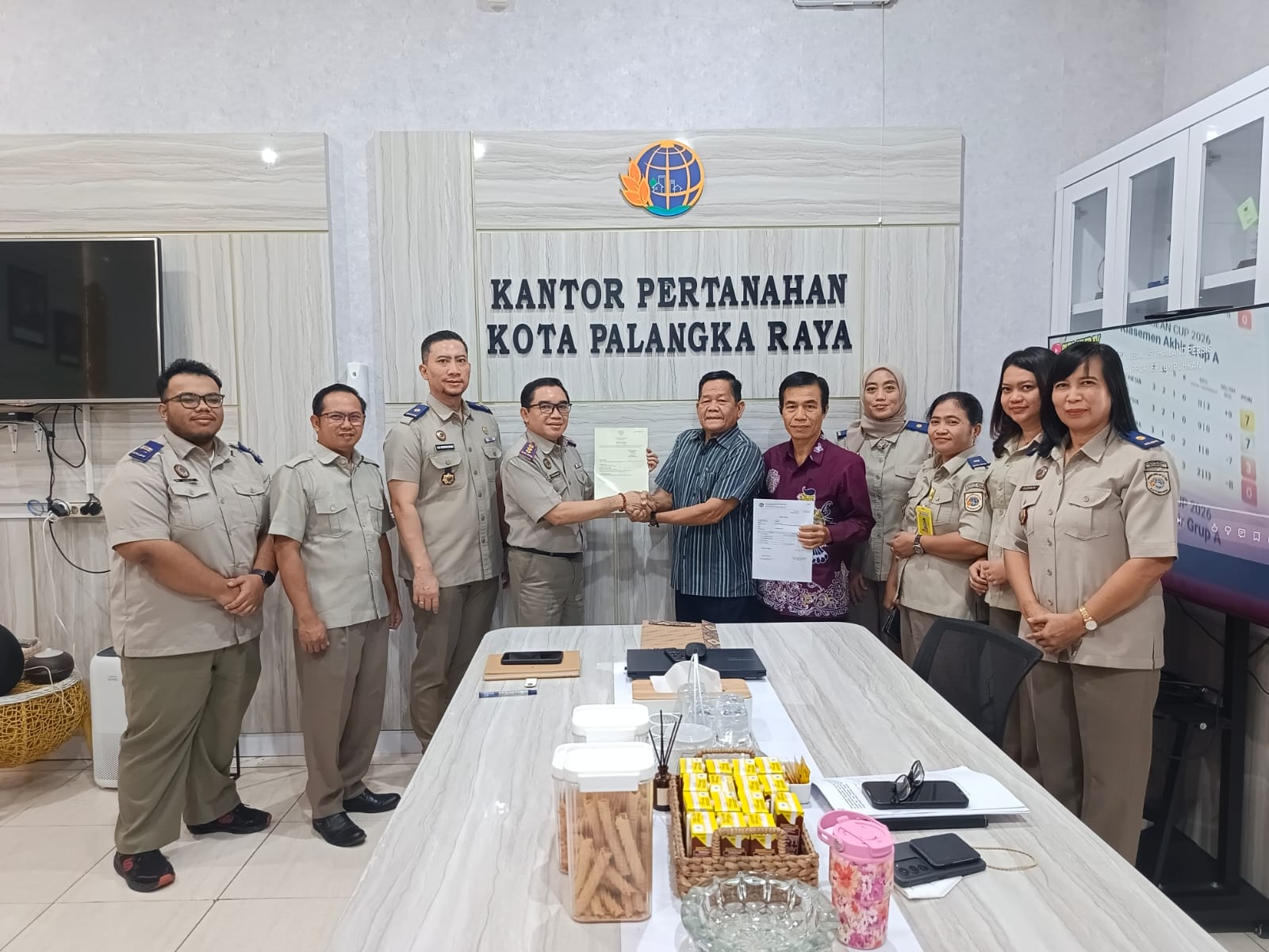 Kantah Palangka Raya Serahkan SHM ke GKE, Tertib Administrasi Jadi Perhatian