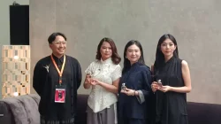 JFW 2027: Tiga Desainer Padukan Karakter Parfum dan Fashion, dari Pink hingga Emas